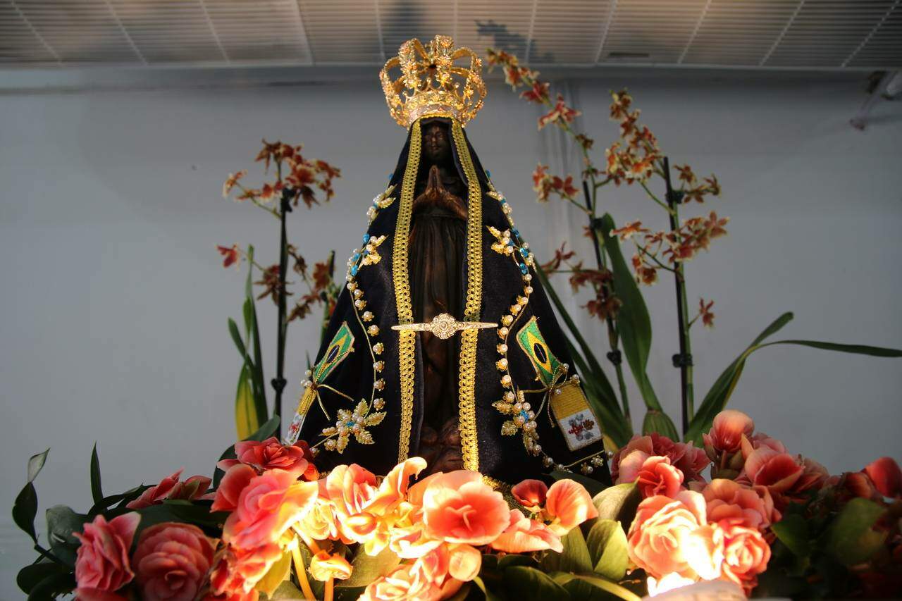 Imagem de Nossa Senhora Aparecida em meio a Tenda dos Peregrinos