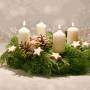 coroa do advento com velas brancas acessas (Maren Winter/ Shutterstock)