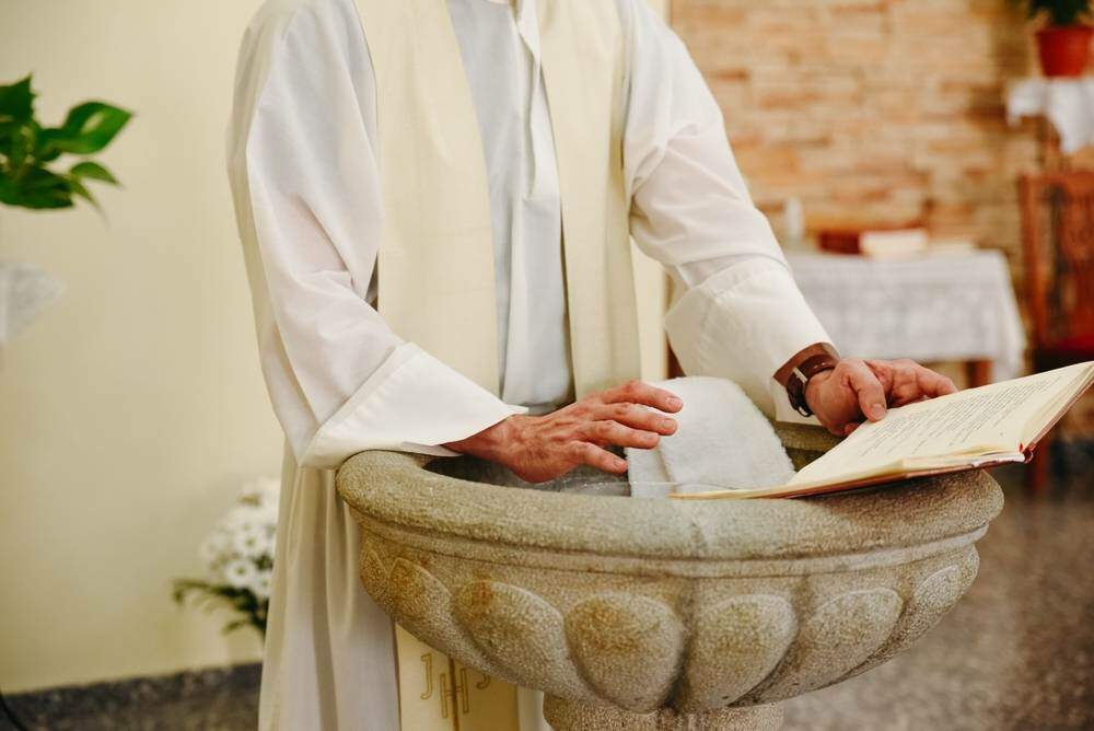 Me divorciei. Um padre pode se recusar a batizar meu filho?