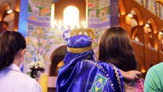 1ª Romaria Nacional do Terço das Crianças - criança vestida de Nossa Senhora Aparecida, olhando para o Altar 1ª Romaria Nacional do Terço das Crianças - criança vestida de Nossa Senhora Aparecida, olhando para o Altar