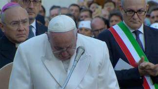 Papa Francisco se emociona durante oração