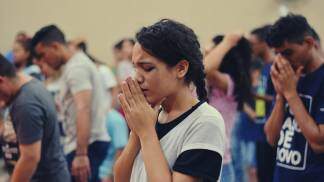 jovem rezando; jovem em oração; jovem; oração