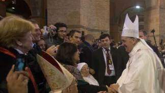 Papa Francisco cumprimenta pessoas