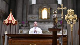 1º Dia Novena São José 2023 como Pe. Camilo ao fundo