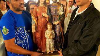Oblatos de São José carregam imagem da Sagrada Família