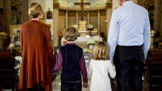 família-de-costas-olhando-para-o-altar-da-igreja