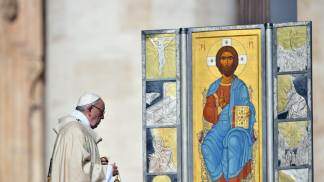 Papa incensa o tríptico de Jesus Ressuscitado