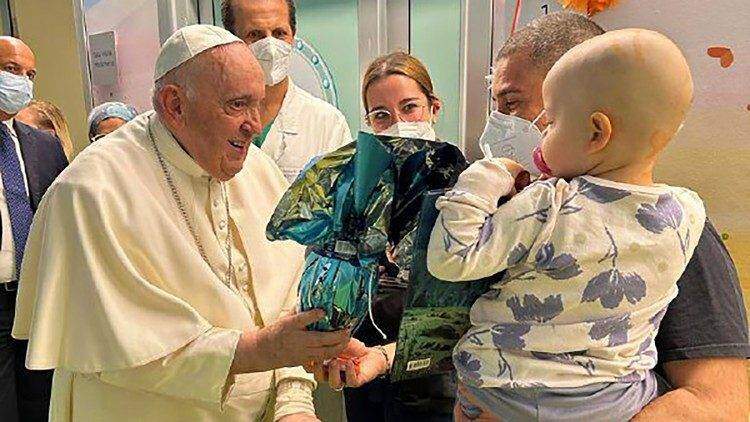 Vídeo: Papa visita crianças em hospital e batiza um menino