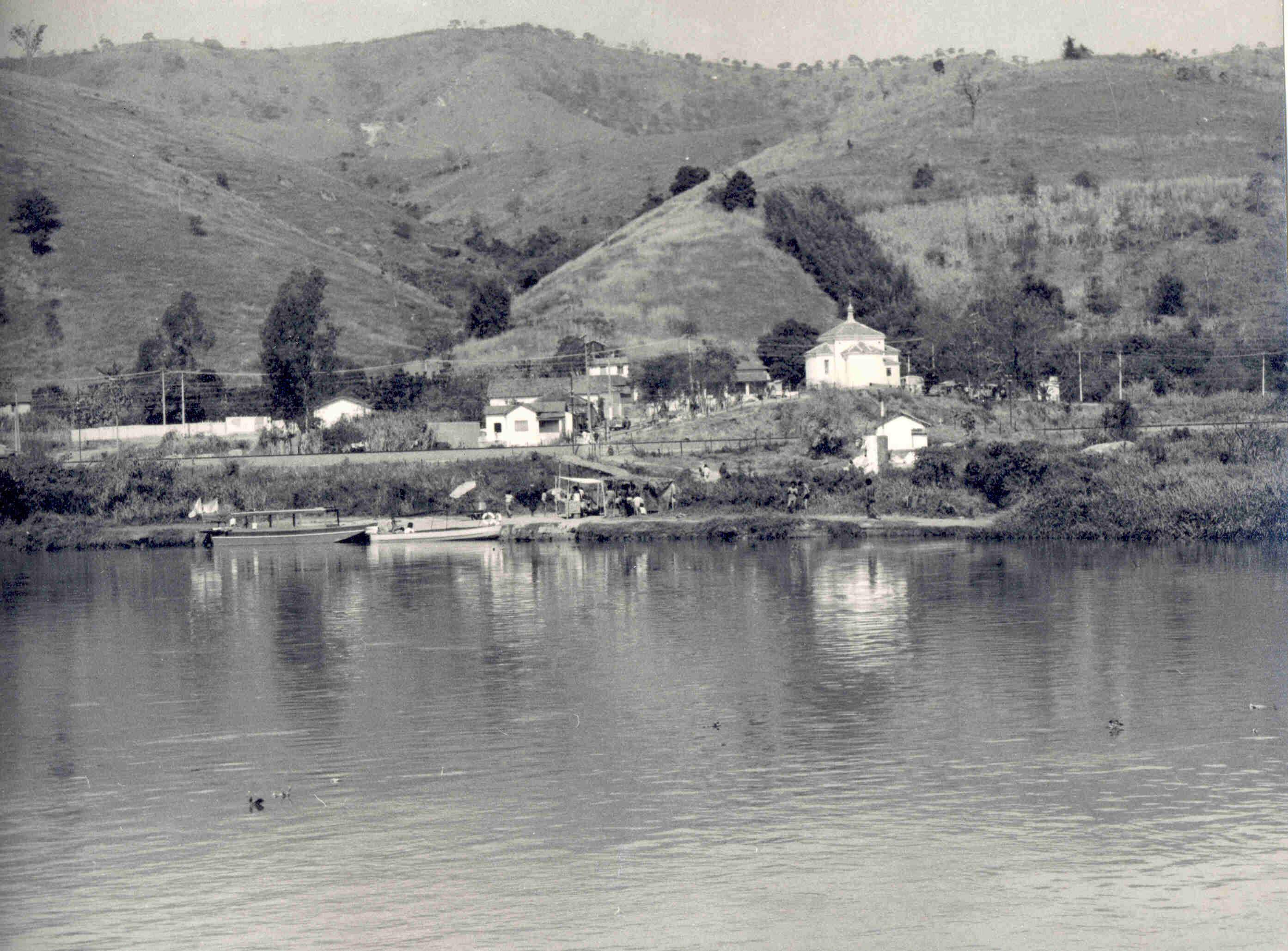 O Porto Itaguaçu visto da outra margem do rio Paraíba