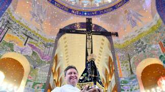 Padre Eduardo Catalfo com a imagem de Nossa Senhora Aparecida