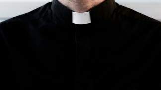 silhueta-de-um-padre-sem-o-rosto silhueta-de-um-padre-sem-o-rosto
