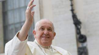 Papa Francisco acena sorridente