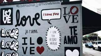 Imagem de amor, Muro com desenhos sobre amor