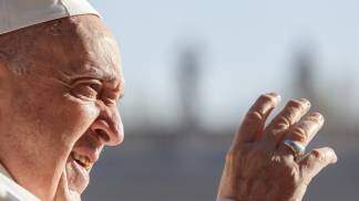 Papa Francisco acena para os fiéis