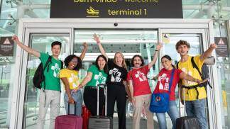 Jovens com camiseta da JMJ e malas prontas para viajar