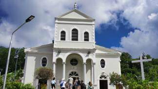igreja-pessoas-na-frente