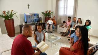 Família realizando leitura bíblica