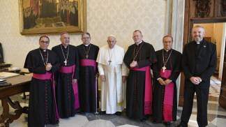 Aniversário do Papa Francisco tem apresentação de violinista brasileira