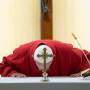 Papa Francisco beija o altar