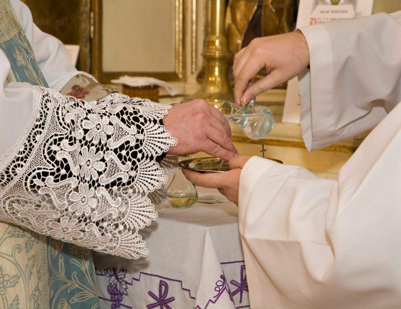Por que o padre lava as mãos após a preparação das oferendas?