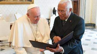 Papa Francisco recebe lembrança da Jornada Mundial da Juventude