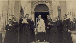 Missionários Redentoristas na escada da Basílica Histórica