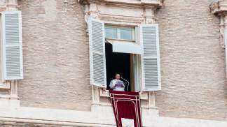 Papa Francisco proclama o Angelus da janela do Vaticano