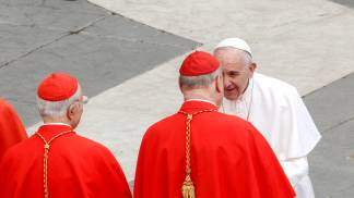 Papa Francisco cumprimenta cardeais na Praça São Pedro