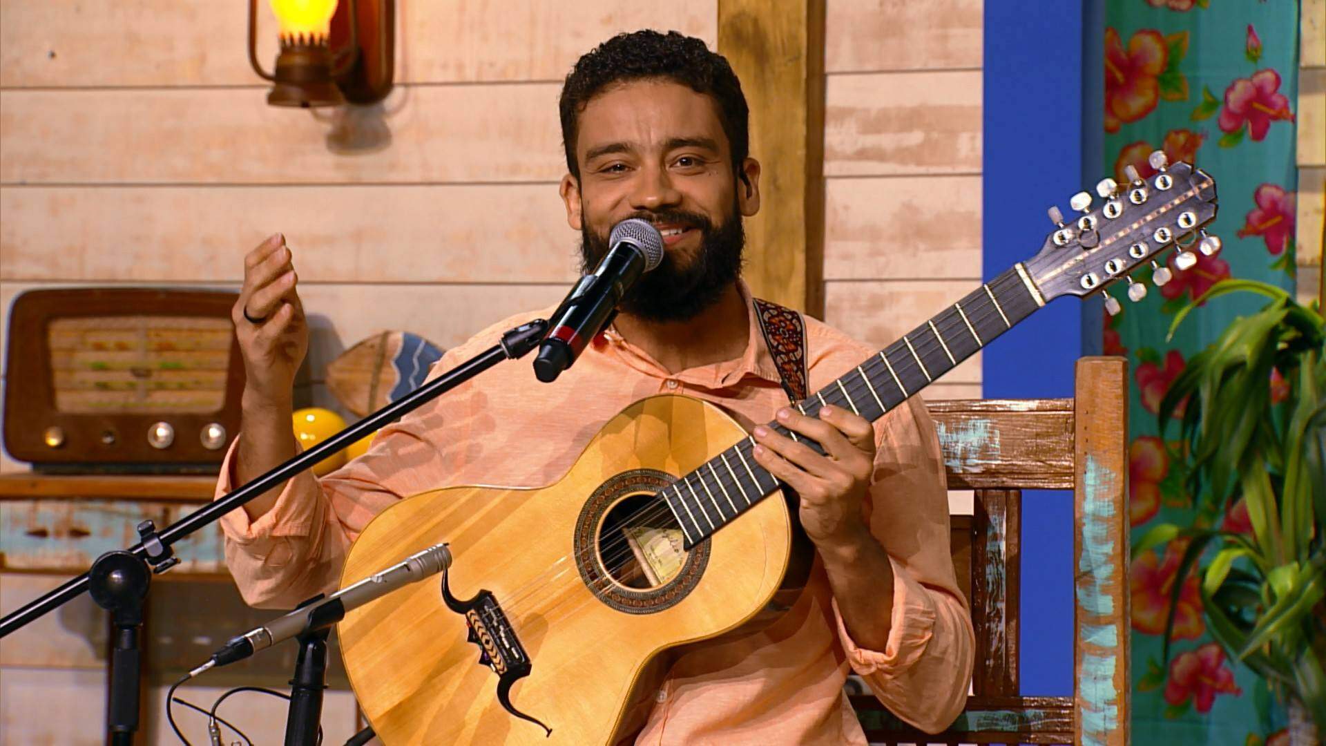 Cantor e instrumentista Léo Pinheiro se apresenta no Luar do Sertão