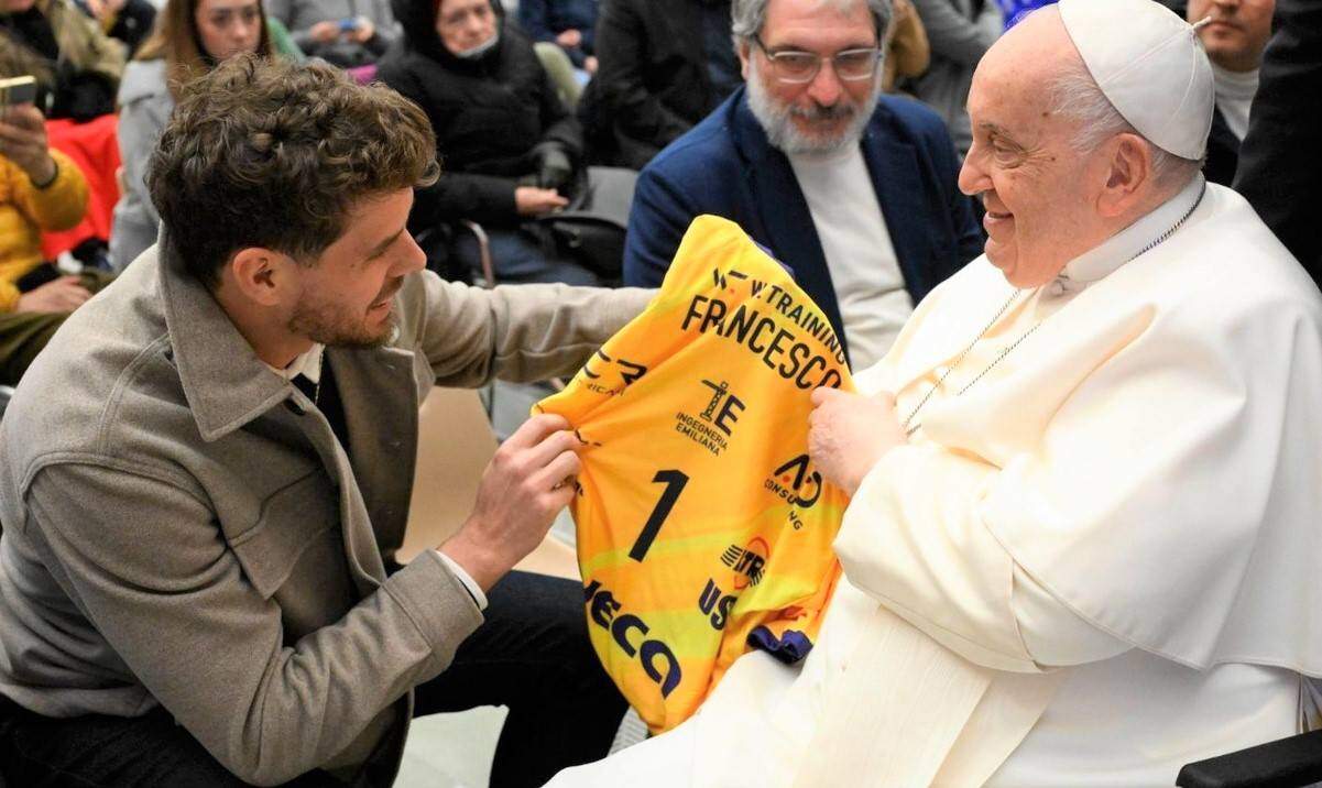 Jogador Bruninho se encontra com o Papa Francisco