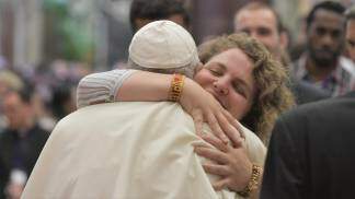 Papa Francisco  abraçando jovem