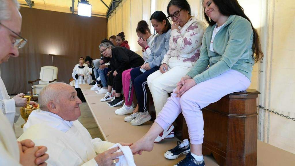 Papa Francisco lava os pés de detentas em missa