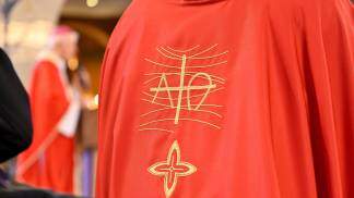 traje liturgico vermelho