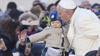 papa francisco beijando criança