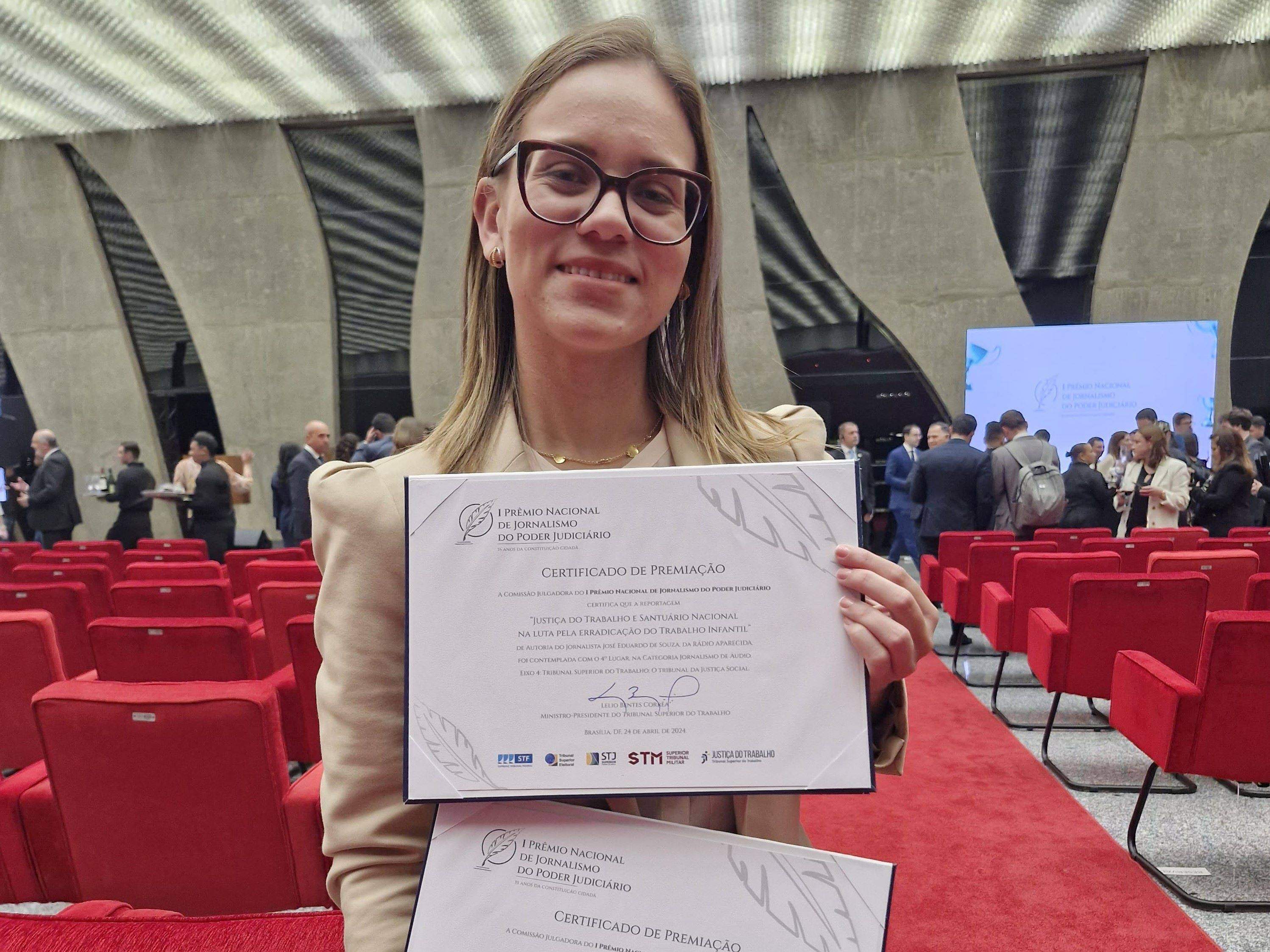 Jornalista Fernanda Prado recebe Prêmio de Jornalismo do Judiciário