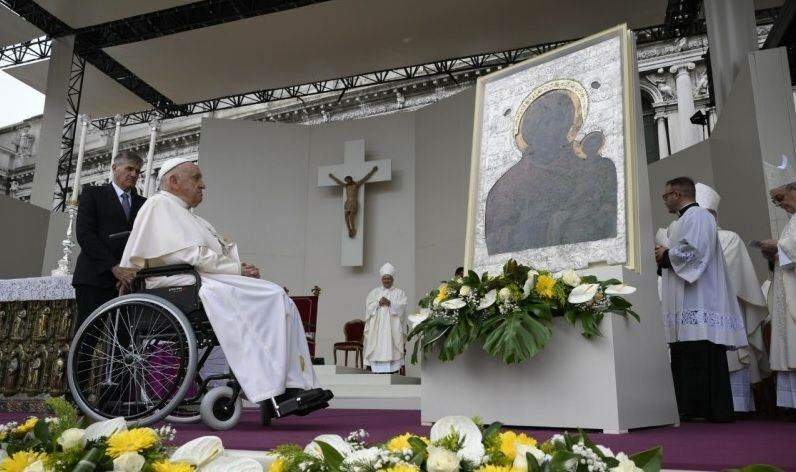 Papa pede intercessão por todos que sofrem