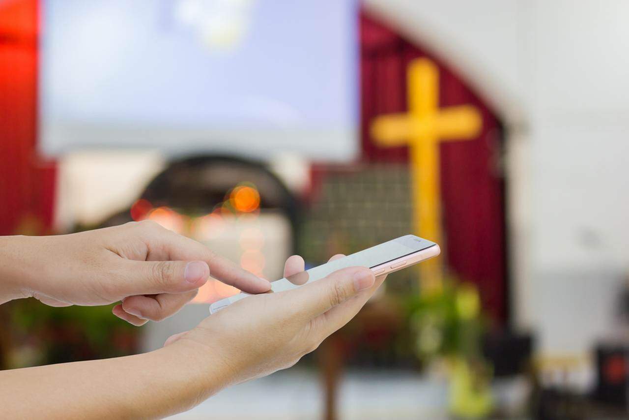 Pode o católico usar o celular na Missa?