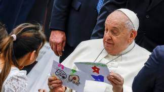 papa francisco recebe desenho de criança