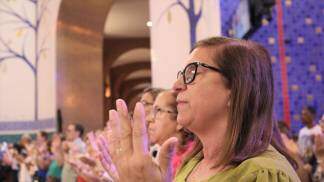 Mulher orando o Pai Nosso