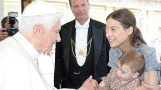 chiara corbella com Francesco e o Papa Bento XVI