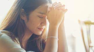 jovem mulher rezando