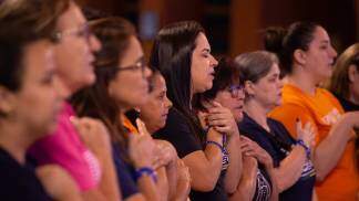 Mulheres rezam durante missa no Santuário Nacional de Aparecida