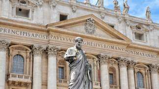Imagem de São Pedro em frente ao Vaticano