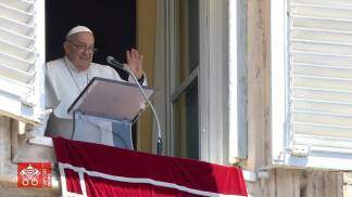 Francisco acena aos fiéis da janela do Vaticano