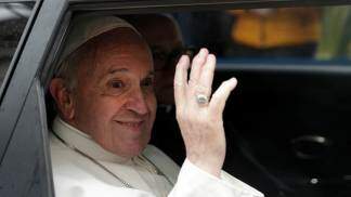 Papa Francisco acena de dentro do carro