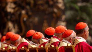 cardeais da Igreja Católica sentados de costas