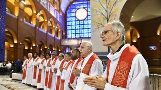 Padres reunidos no Altar Central