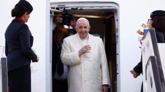 Papa saindo do avião