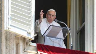 papa Francisco com expressão aborrecida em janela do Vaticano