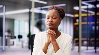 Mulher orando no trabalho